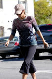 th_97449_Halle_Berry_goes_shopping_at_petco_03_122_119lo.JPG