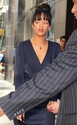 th_826697386_RihannaleavesherhotelinNewYorkCity6.7.2012_28_122_125lo.jpg