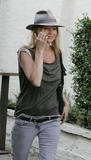 Kate Moss (Кейт Мосс) - Страница 8 Th_02438_Preppie_KateMossgoingtoapubinLondon18_122_135lo