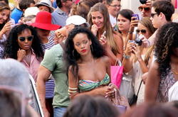 th_160389175_RihannashoppinginSt.Tropez23.7.2012_104_122_216lo.jpg