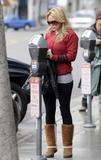 th_70021_Preppie_-_Hilary_Duff_feeds_the_meter_in_Beverly_Hills_-_Feb._9_2010_5133_122_232lo.jpg