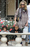 th_89005_HeidiKlum_EnjoyingadayoutatTheGroveinWestHollywoodMarch192011_By_oTTo15_122_356lo.jpg