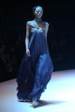 th_34035_md-lerage.com-fw04-rtw-paris-w-mcqueen-004-281xxyv8_122_362lo.jpg
