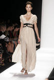 th_23830_md-fashionledge.com-ss07-rtw-newyork-w-herrera-002-tr019mvc_122_367lo.jpg