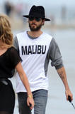th_68444_Preppie_Jared_Leto_hanging_out_on_the_beach_in_Malibu_37_122_371lo.jpg