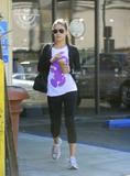 th_69387_MilaKunis_GoestoTheCoffeeBeaninBeverlyHillsSeptember122011_By_oTTo2_122_399lo.jpg