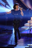 th_34666_Preppie_-_Natalie_Imbruglia_performs_on_the_X-Factor_in_Milan_-_November_4_2009_7128_122_404lo.jpg