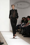 th_23479_md-fashionledge.com-fw06-rtw-newyork-w-ykei-003-ijki92ik_123_433lo.jpg