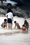 th_06578_Katie_Holmes0_Suri_and_Tom_Cruise_on_the_beach_in_Copa_Cabana_at_Sushi_place_CU_ISA_35_122_46lo.jpg