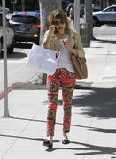 th_657115350_EmmaRoberts07062012EatingIceCreaminBeverlyHills14_122_553lo.jpg