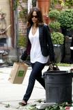 th_41543_Celebutopia-Halle_Berry_leaves_Empy_Vase_in_West_Hollywood-03_122_92lo.JPG