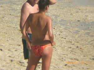 Spying-Women-On-The-Beach-m1mklc960g.jpg