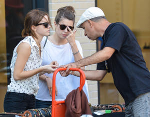 http://img183.imagevenue.com/loc417/th_736940362_EmmaWatson_OANewYork_September14_2012_24_122_417lo.jpg