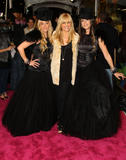 http://img183.imagevenue.com/loc555/th_59162_Sarah_Michelle_Gellar-Opening_party_for_Juicy_Couture42s_5th_Avenue_flagship_store-01_122_555lo.jpg