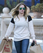 http://img183.imagevenue.com/loc584/th_834335880_Hilary_Duff_shops_at_Ralph_s_in_Beverly_Hills9_122_584lo.jpg