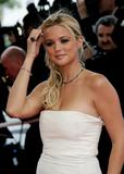http://img183.imagevenue.com/loc586/th_83235_Virginie_Efira_00042_122_586lo.JPG